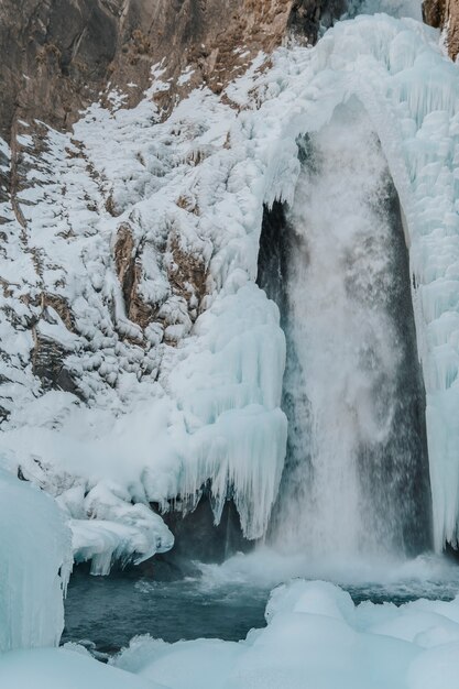 冬の山の凍った滝の写真。ロシアの山々、北コーカサス。