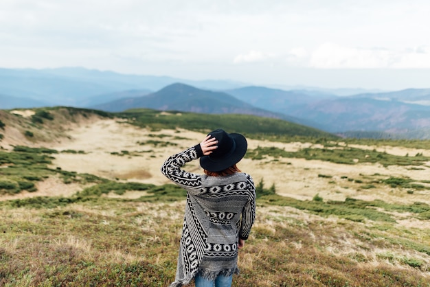 山の中の少女の写真。