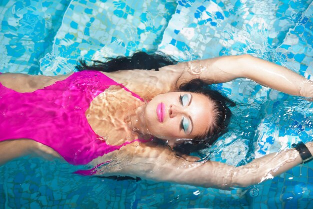 물 위에 수영복을 입고 아름다운 화장을 한 소녀의 사진