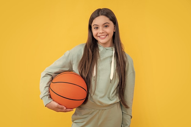 青少年バスケットボールの女の子とボールの写真 黄色で孤立した十代のバスケットボール女の子