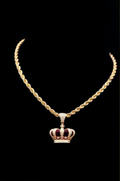 Photo a gold crown necklace with a diamond shaped pendant