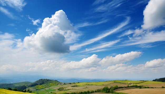 AI によって生成されたタイのラノーンの禿げた丘山風光明媚な公園の緑の草の写真
