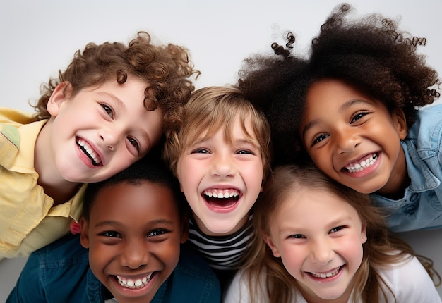 Фото Фотогруппа счастливых детей, команда детей с милыми улыбками