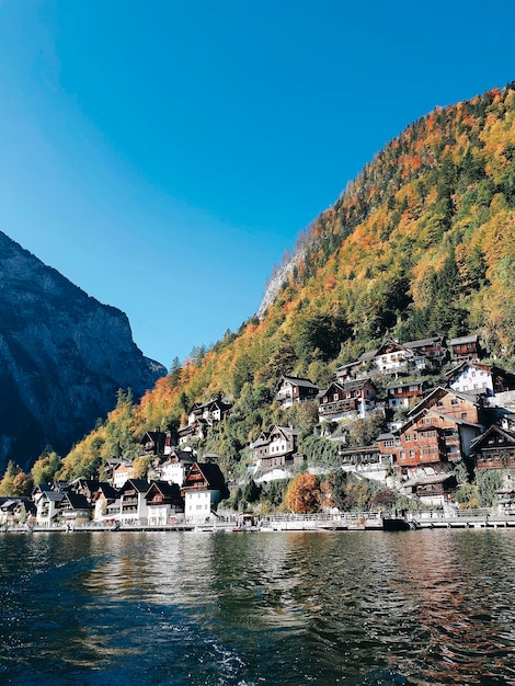 オーストリアのハルシュタットの風景の写真、村と山の湖からの眺め