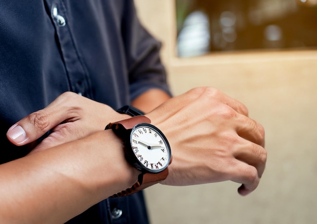 Photo photo hand man wearing luxury watch