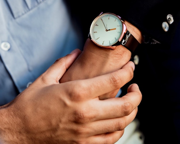 Photo photo hand man wearing luxury watch