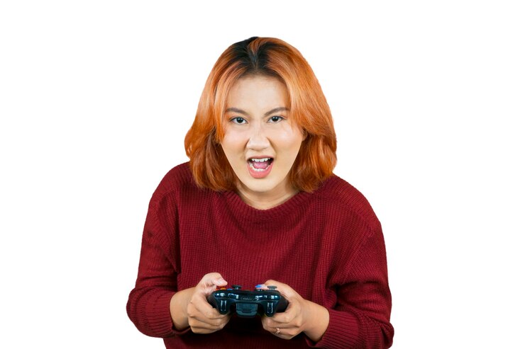 Photo 白い背景で隔離のビデオ ゲームをプレイして幸せな興奮した狂った笑顔の女性の写真