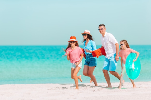 Фото счастливая семья весело на пляже. Летний образ жизни