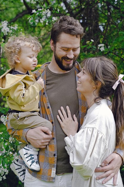 Photo photo happy loving family father and his son child playing and hugging outdoor