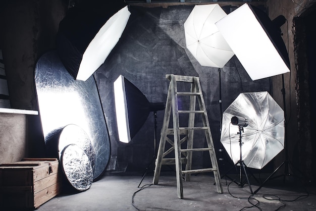 写真 写真趣味。プロの照明、黒の背景、はしごを備えたロフトスタイルの自家製スタジオ。