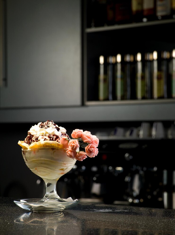 Photo photo of ice cream is nicely done and is lined with fruit dessert in a glass of