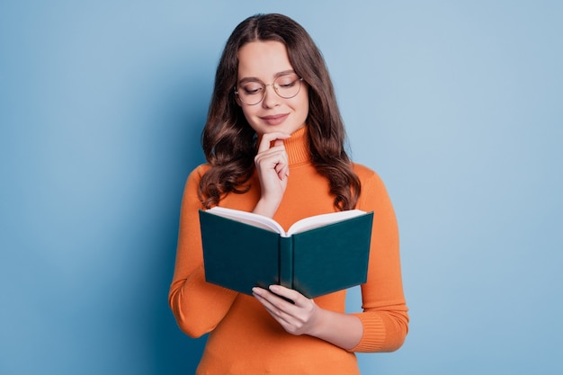 Фото умной женщины читать книгу палец подбородок мечта представьте себе на синем фоне