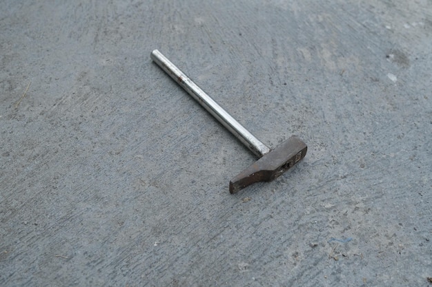Photo of an iron hammer on the ground