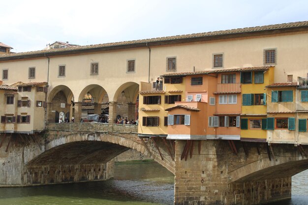 Фото Фото италия живописный красивый мост ponte vecchio в историческом центре города флоренции