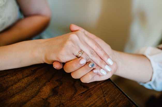 指に結婚指輪を持った女性の写真。リング、婚約を表示します。