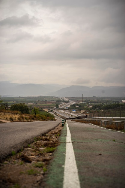 Foto foto di una lunga strada in montagna