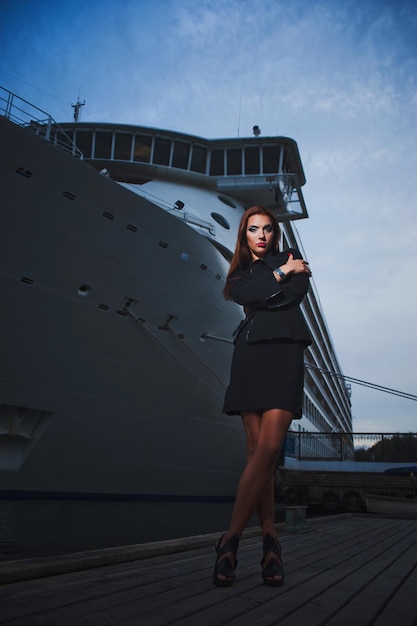 Photo lovely and beautiful girl with a good figure in the dress of a ship