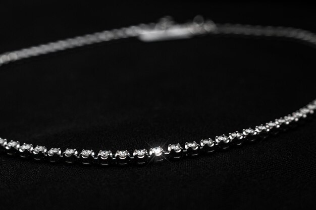 Foto foto di una collana rotonda di diamanti di lusso sullo sfondo scuro