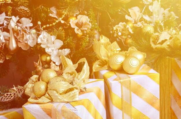 クリスマスツリーの下の豪華なギフトボックスの写真