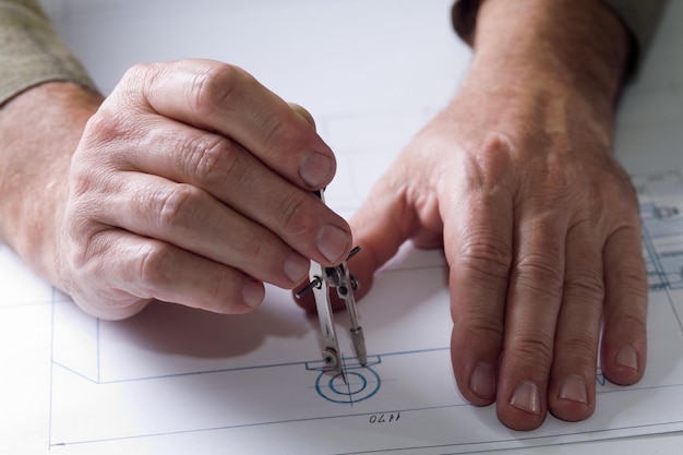 Photo male hands doing a drawing on paper