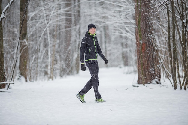 冬のランニングでスポーツウェアを着た男性の写真