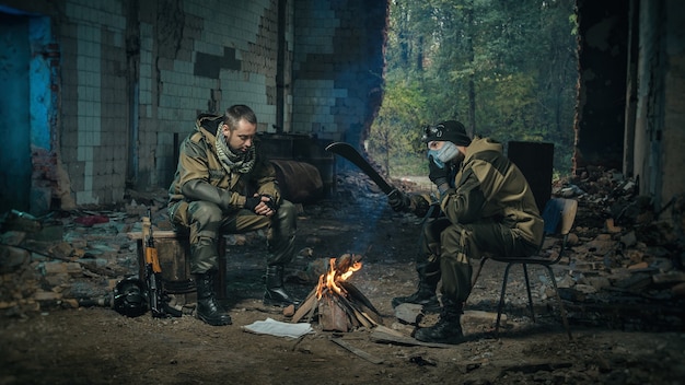 Foto foto di un uomo in uniforme con un'arma