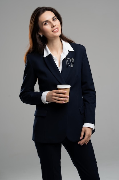 Photo photo marketing agency professional chief young business lady bring coffee takeaway cafe look