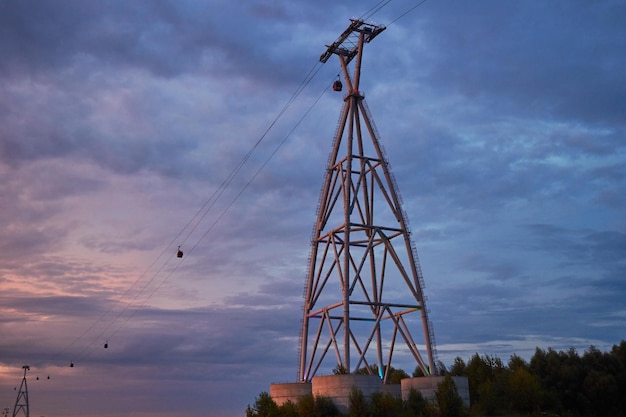 Photo photo of metal support of cable car in evening against blue sky and clouds