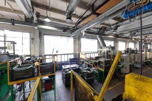 Foto di una moderna fabbrica di officina per la produzione di automobili automatiche con impianti di costruzioni in acciaio