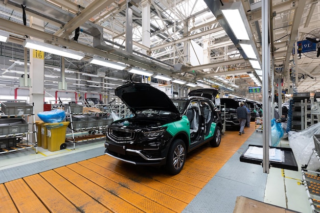 Foto dell'interno di un moderno impianto di assemblaggio di automobili di una fabbrica high-tech di automobili nuove