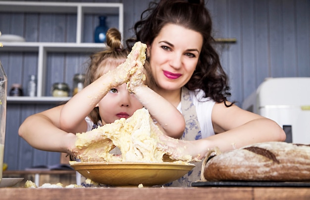 Foto di mamma e figlia cucinano insieme in cucina