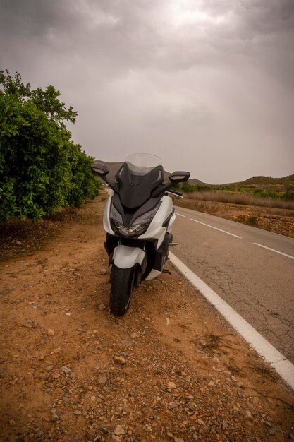 Foto foto di una moto su una strada di campagna