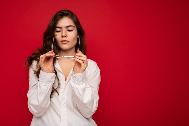 Foto di una donna dai capelli castani addolorata, triste e triste, attraente, carina, carina, che indossa casual