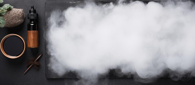 Фото Фото черного стола с очаровательным белым облаком дыма с пространством для копирования