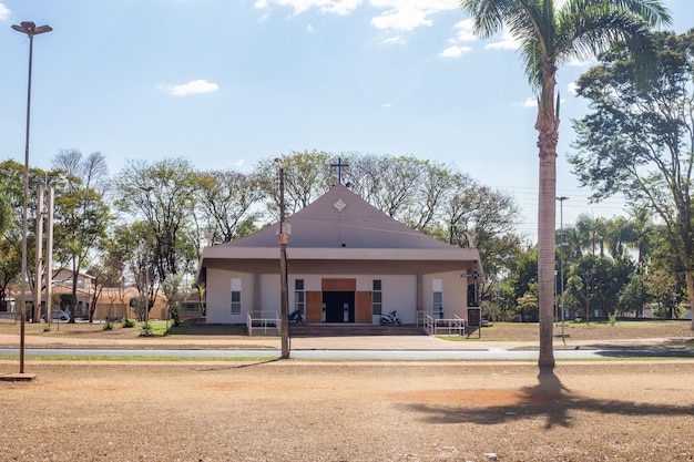 Фотография небольшой церкви, расположенной в прадополисе - сан-паулу