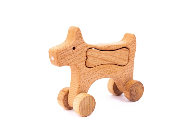 Фото Фото деревянной собаки с костью на колесах бука.