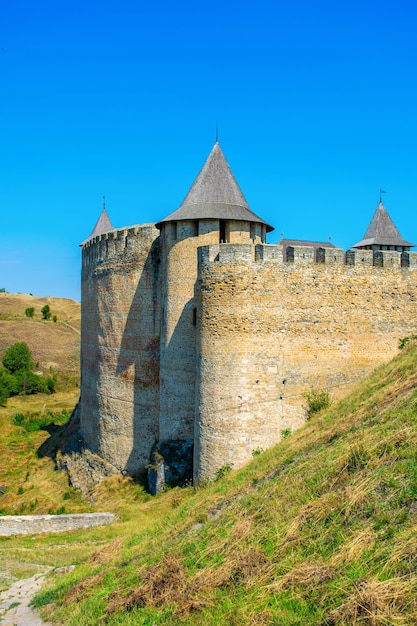 写真 ホティムの多くの高い塔を持つ古代の石造りの城の写真
