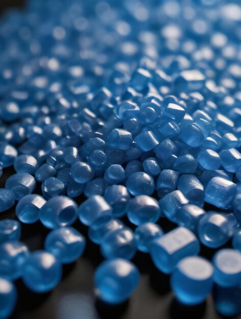 Фото Фото вблизи плоского слоя синих пластиковых полипропиленовых гранул на столе