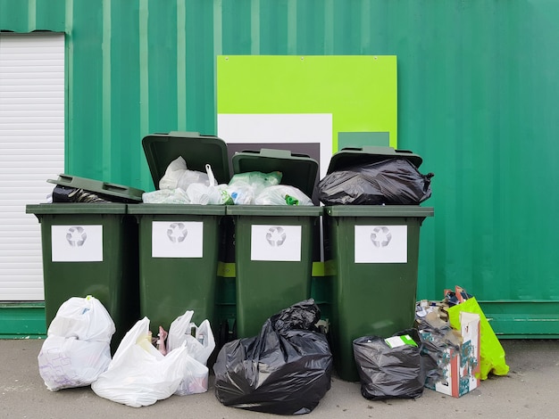 写真 緑の柵の近くのゴミ箱ゴミ袋の写真