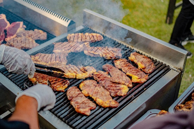 写真 美味しい牛肉のステーキを焼く写真