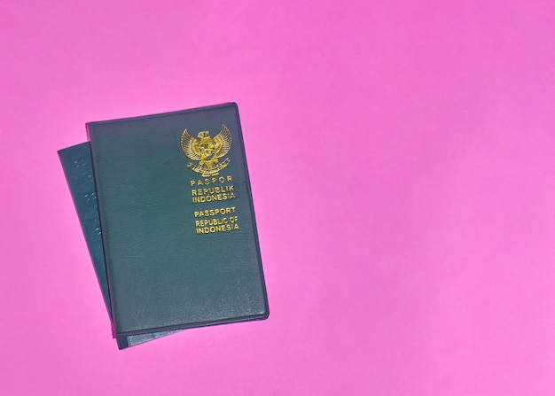 Фото Фото индонезийского паспорта на розовом фоне