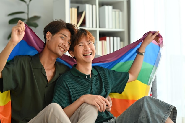 写真 ロマンチックな同性愛者のカップルが抱き合い、お互いを見つめている写真 lgbt の愛とライフスタイルの関係コンセプト