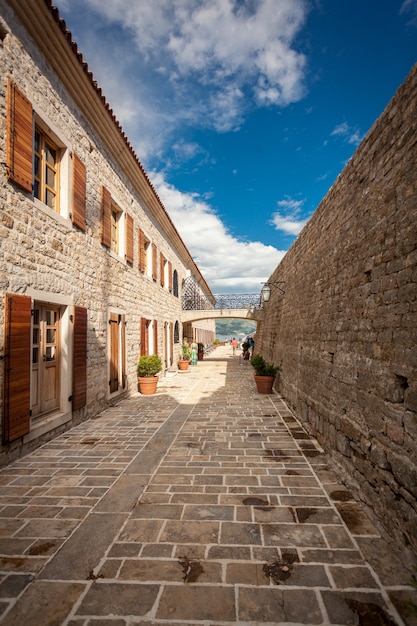 Foto della vecchia cittadella di pietra sulla costa del mare nella città di budva, montenegro