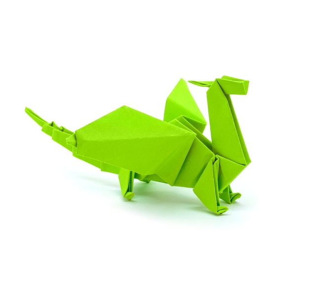 Фото зеленого дракона оригами на белом фоне