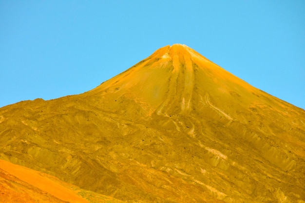 Фотокартина красивой вулканической базальтовой горы