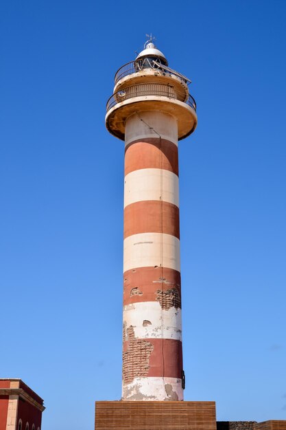 Photo picture of an old lighthouse near the sea