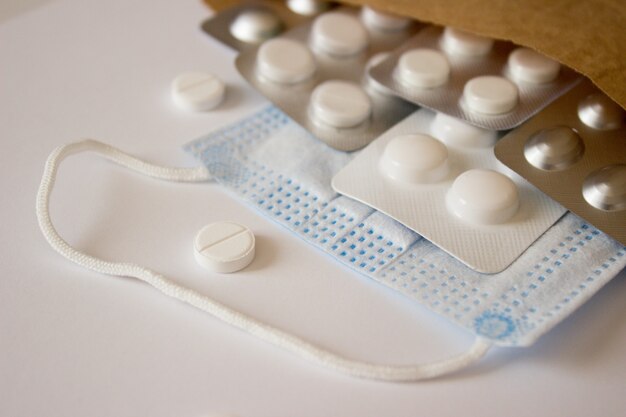 Foto pillole vitamine trattamento dei virus covid farmaceutici termometro