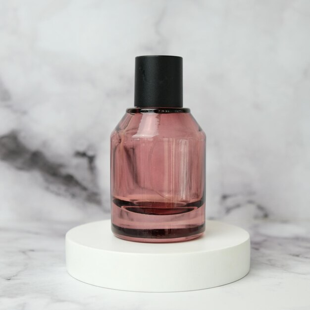 Photo pink purple perfume bottle on white podium