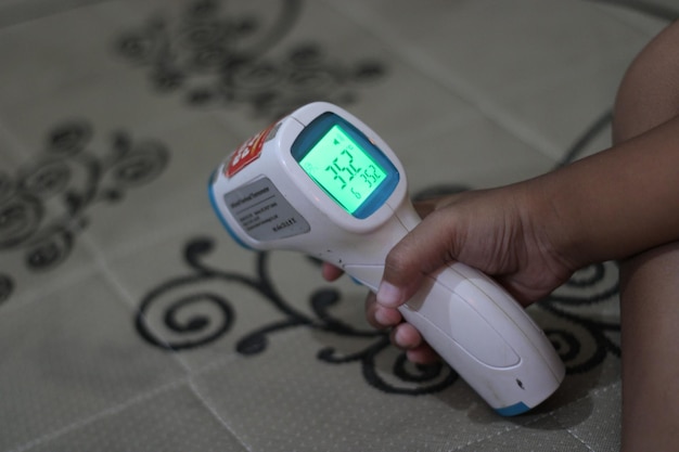 Photo portable temperature detector