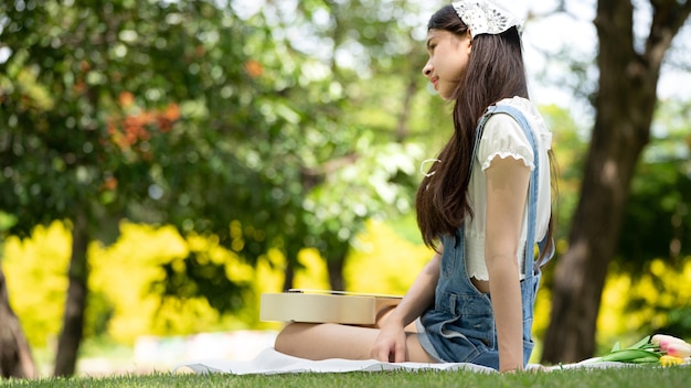 Photo portait smiling Girl in Green Park green city park in spring smiling dreamy Smiling young